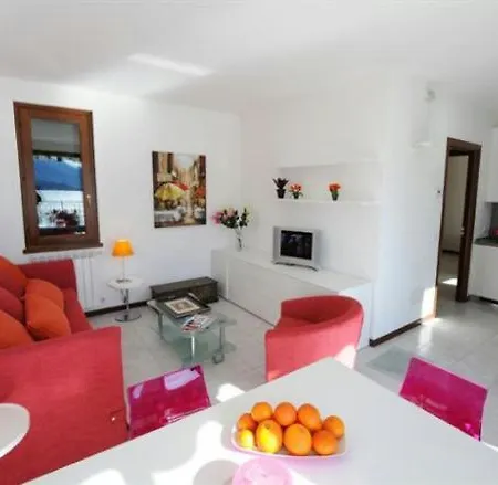Fiumelatte Sleeps 6 דירה