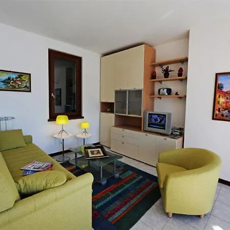 Fiumelatte Sleeps 6 아파트 *
