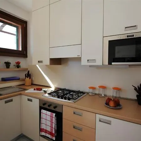 Fiumelatte Sleeps 6 아파트
